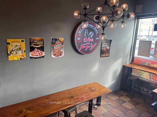 2285 Dundas Street W