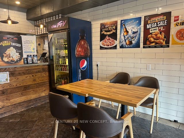 2285 Dundas Street W