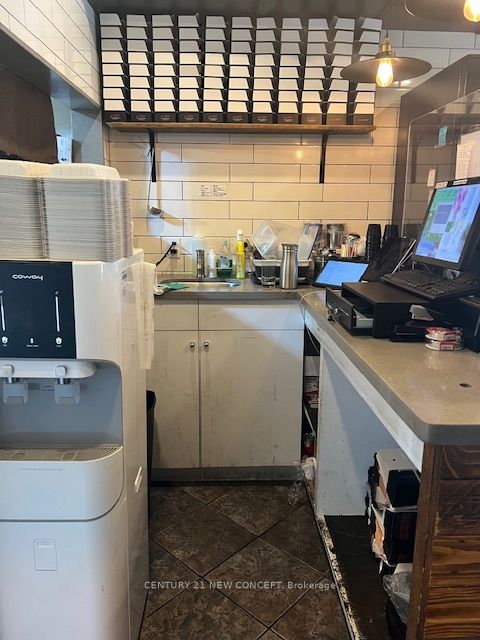 2285 Dundas Street W