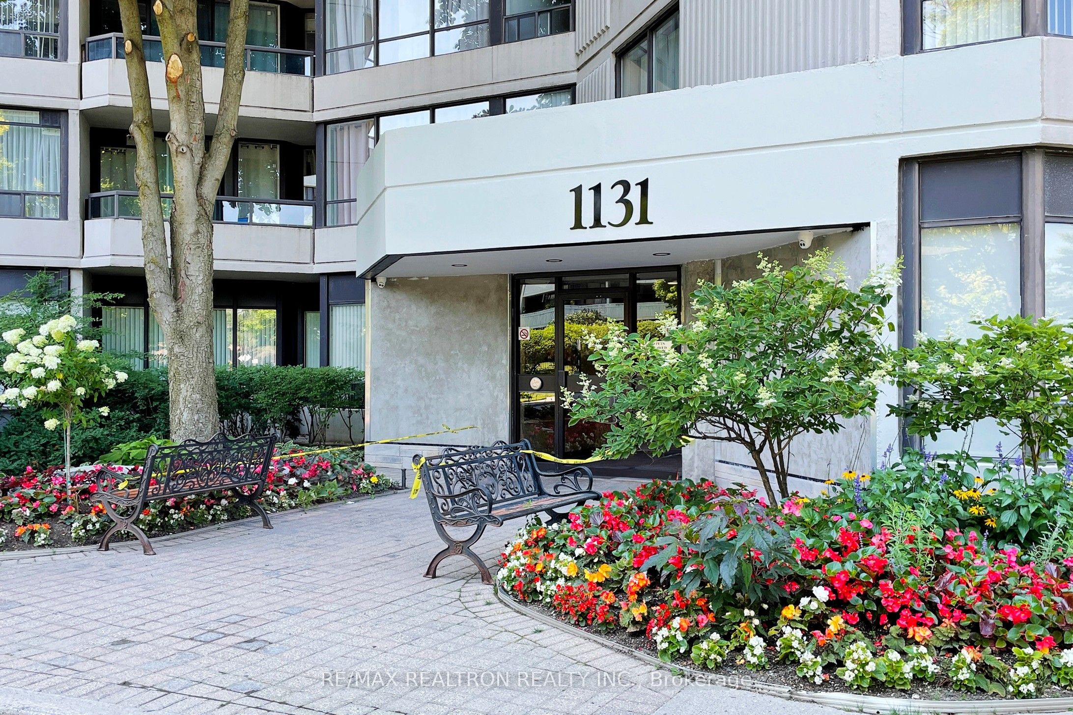 Photo 1 of 35 — 1131 Steeles Avenue W 407, Toronto, ON M2R 3W8