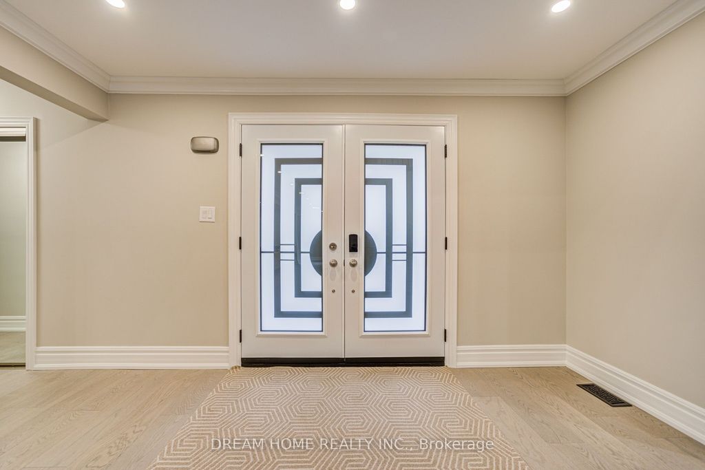 Photo of 352 Kennedy Street W, Aurora, ON L4G 5M4 (MLS # N12933660)