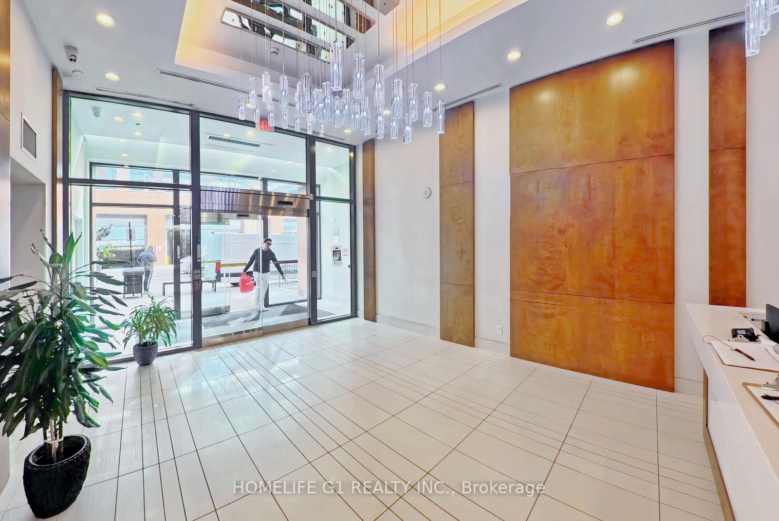 2212 Lakeshore Boulevard 8