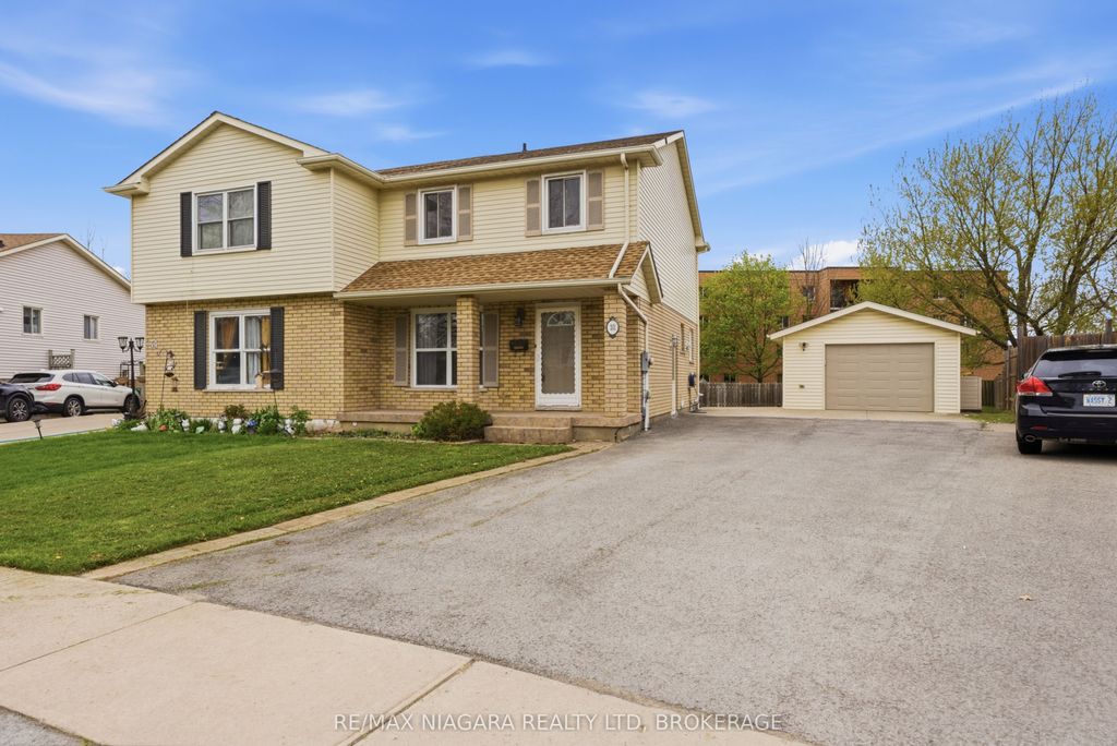 Photo of 32 VINTAGE Crescent, St. Catharines, ON L2S 3C3 (MLS # X13079396)
