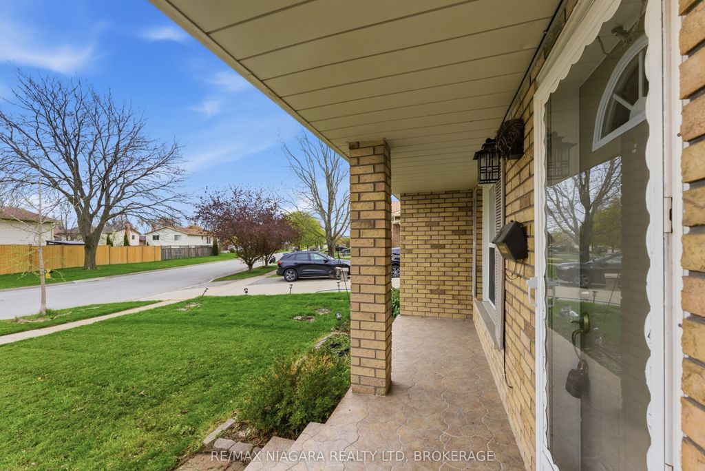 Photo of 32 VINTAGE Crescent, St. Catharines, ON L2S 3C3 (MLS # X13079396)