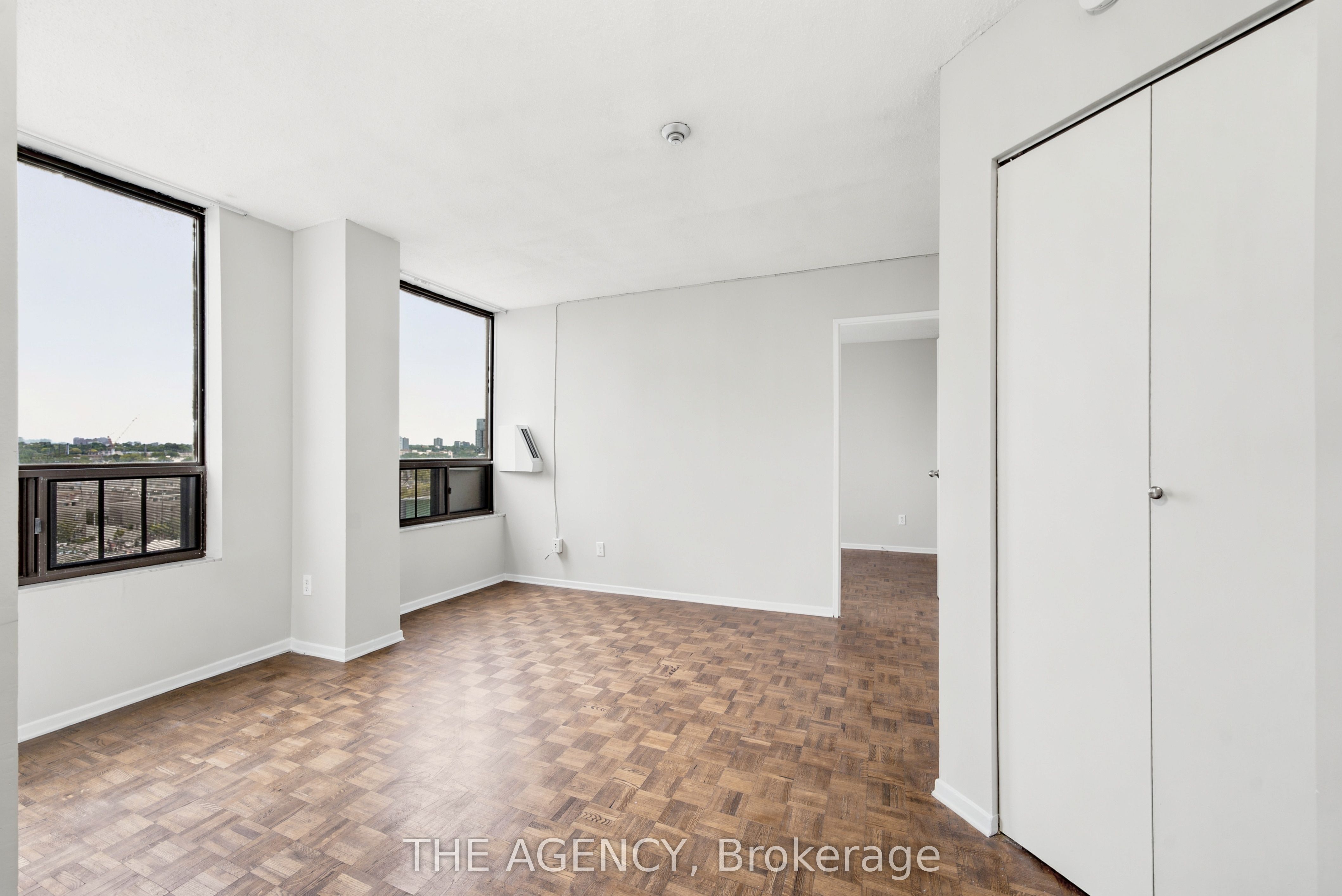 Photo 1 of 17 — 2360 Dundas Street W 1019B, Toronto, ON M6P 4B2
