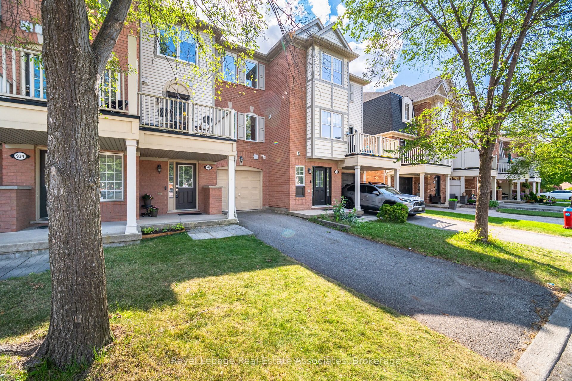 932 Burgess Gardens