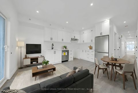 474 Montrose Avenue Second Toronto ON M6G 3H1