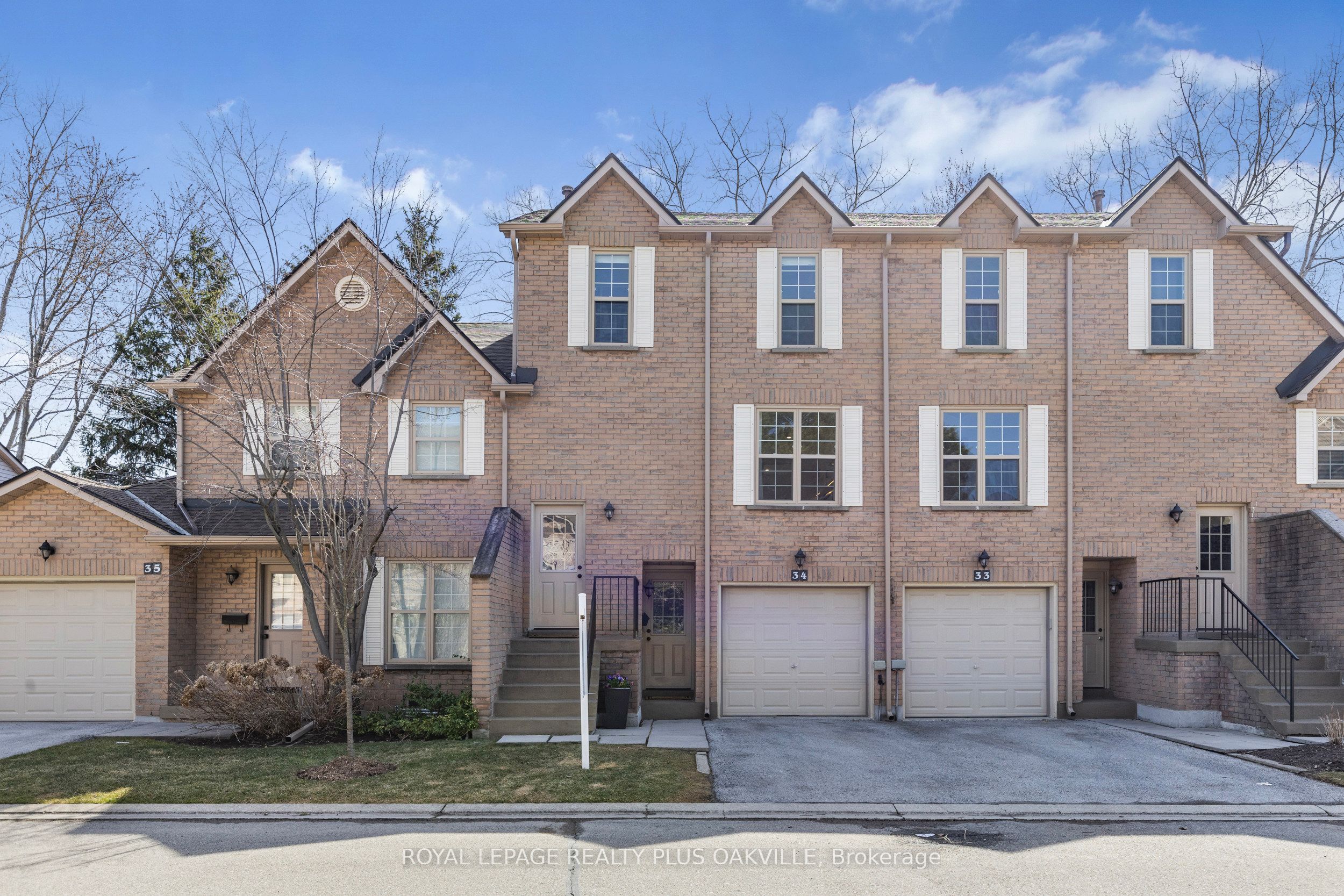 2272 Mowat Avenue 34