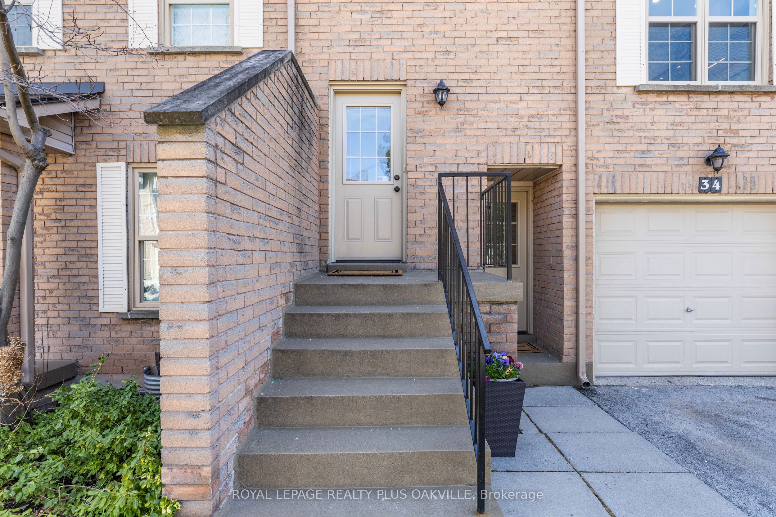 2272 Mowat Avenue 34