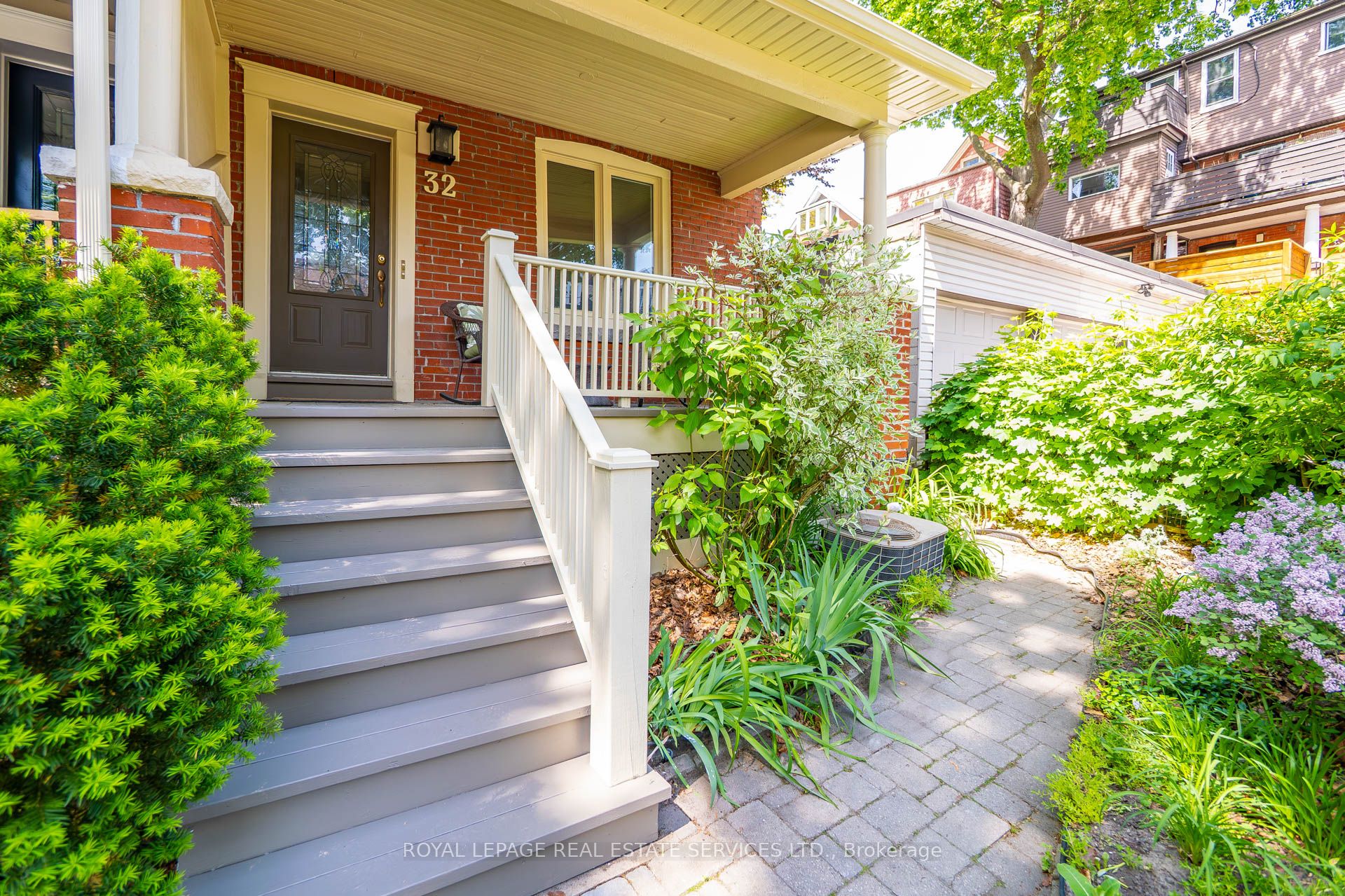 32 Hillsview Avenue