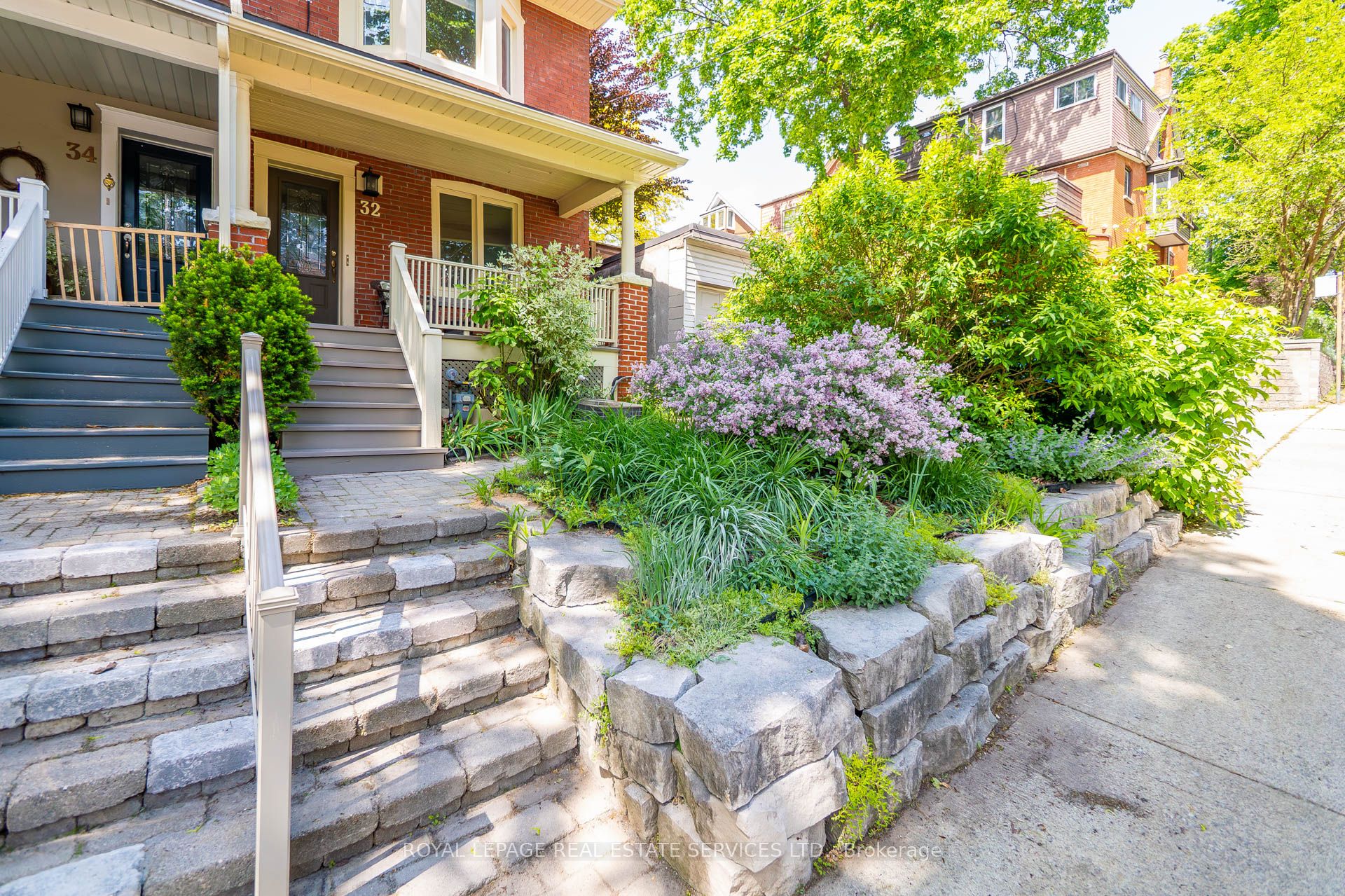 32 Hillsview Avenue