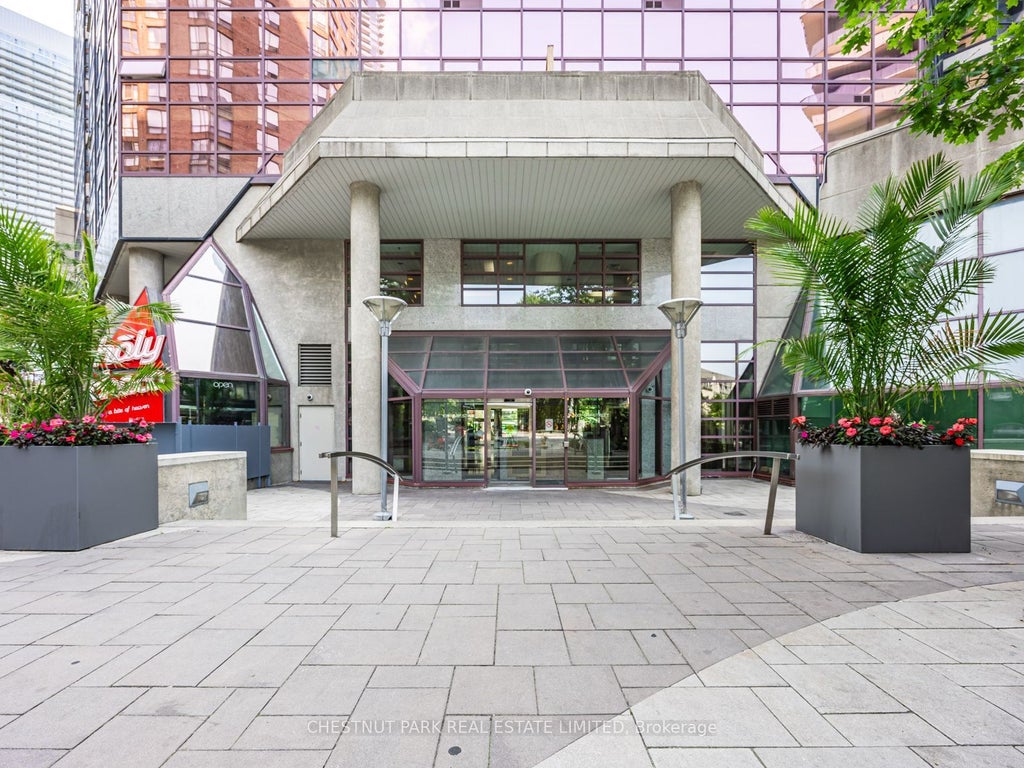 Photo of 1001 Bay Street #1408, Toronto, ON M5S 3A6 (MLS # C13656656)