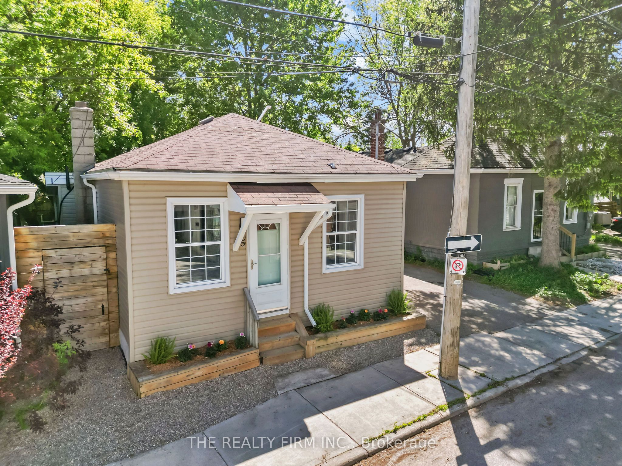 Photo 1 of 26 — 5 Henry Street, London East, ON N6B 2L6