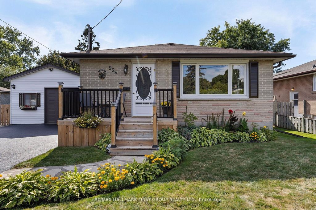 Photo of 924 McCullough Drive, Whitby, ON L1N 1C6 (MLS # E13052984)