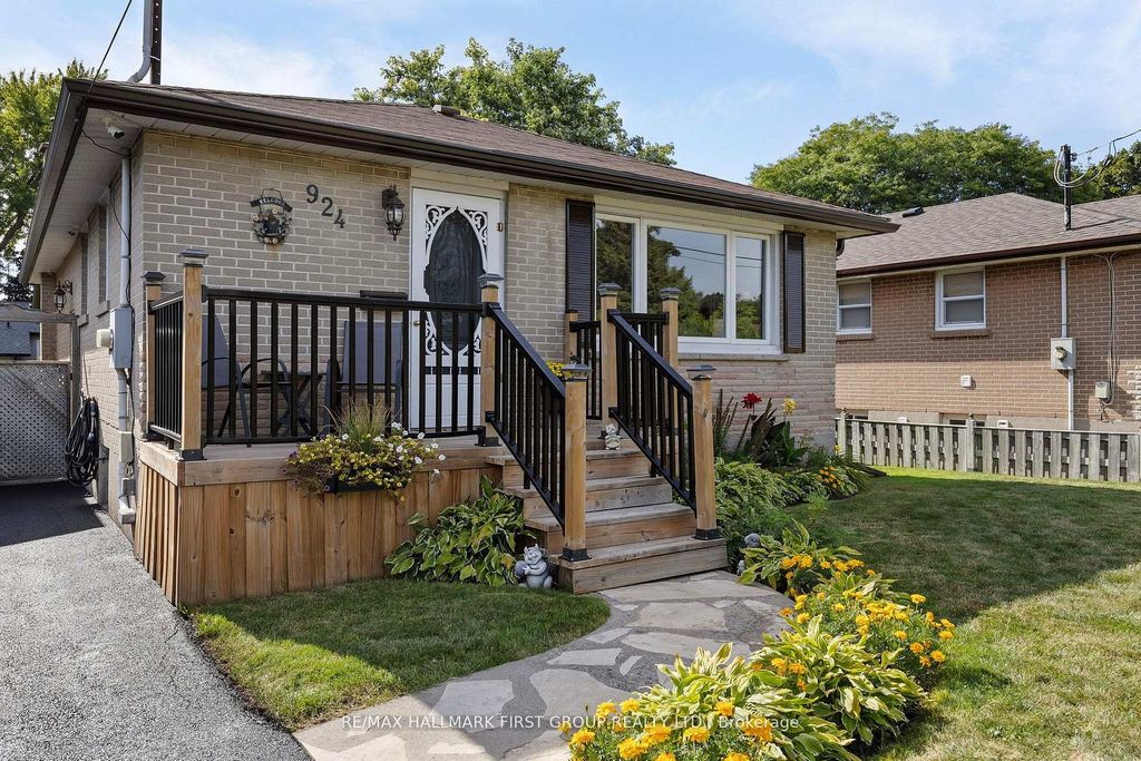 Photo of 924 McCullough Drive, Whitby, ON L1N 1C6 (MLS # E13052984)