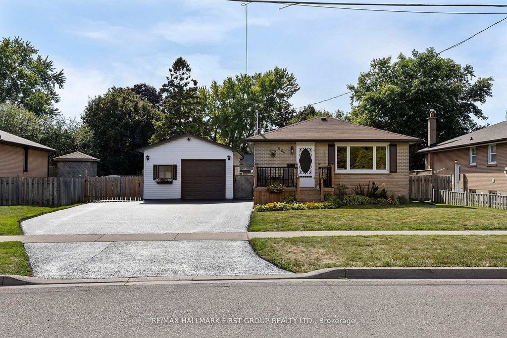 Photo of 924 McCullough Drive, Whitby, ON L1N 1C6 (MLS # E13052984)