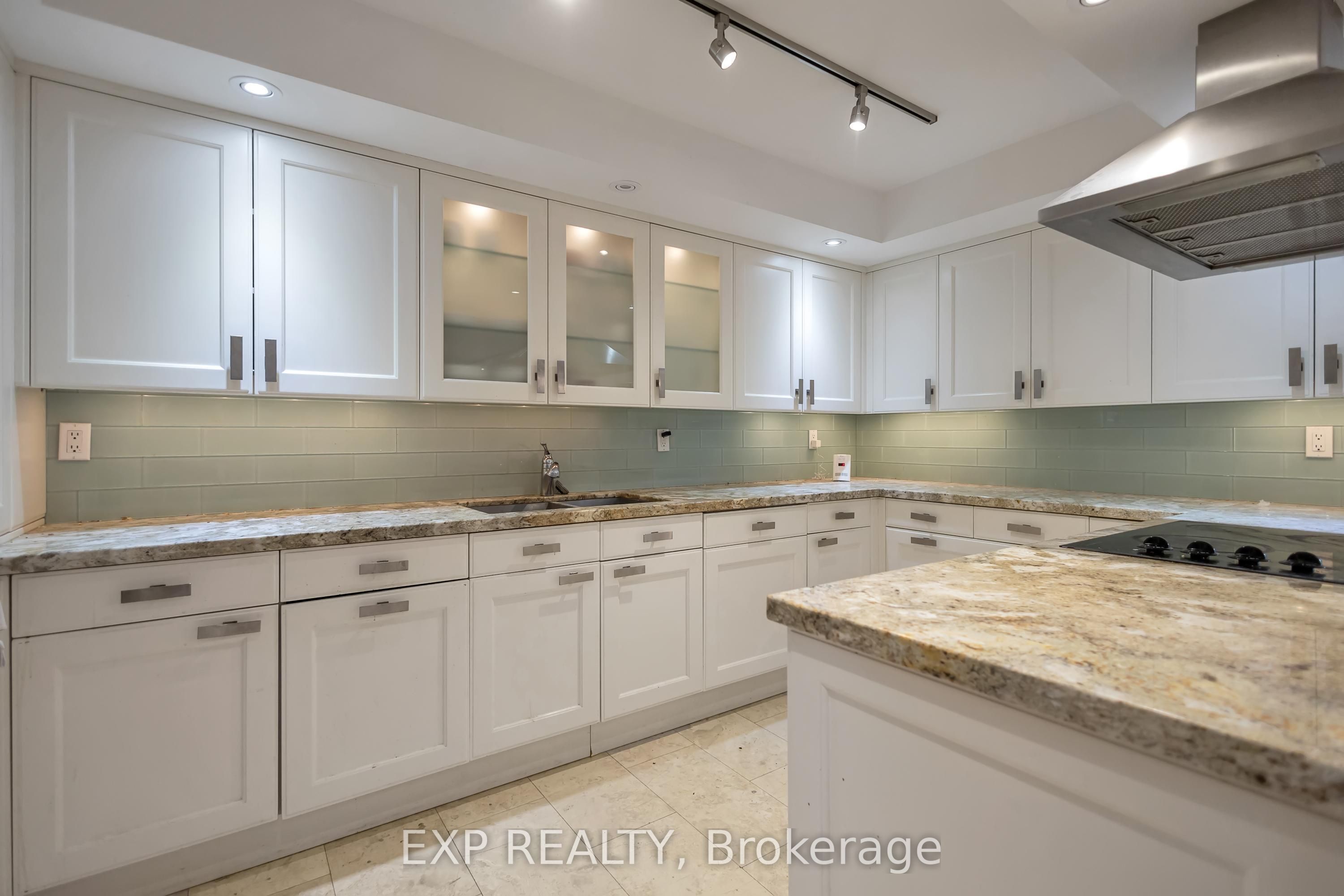 900 Yonge Street 601