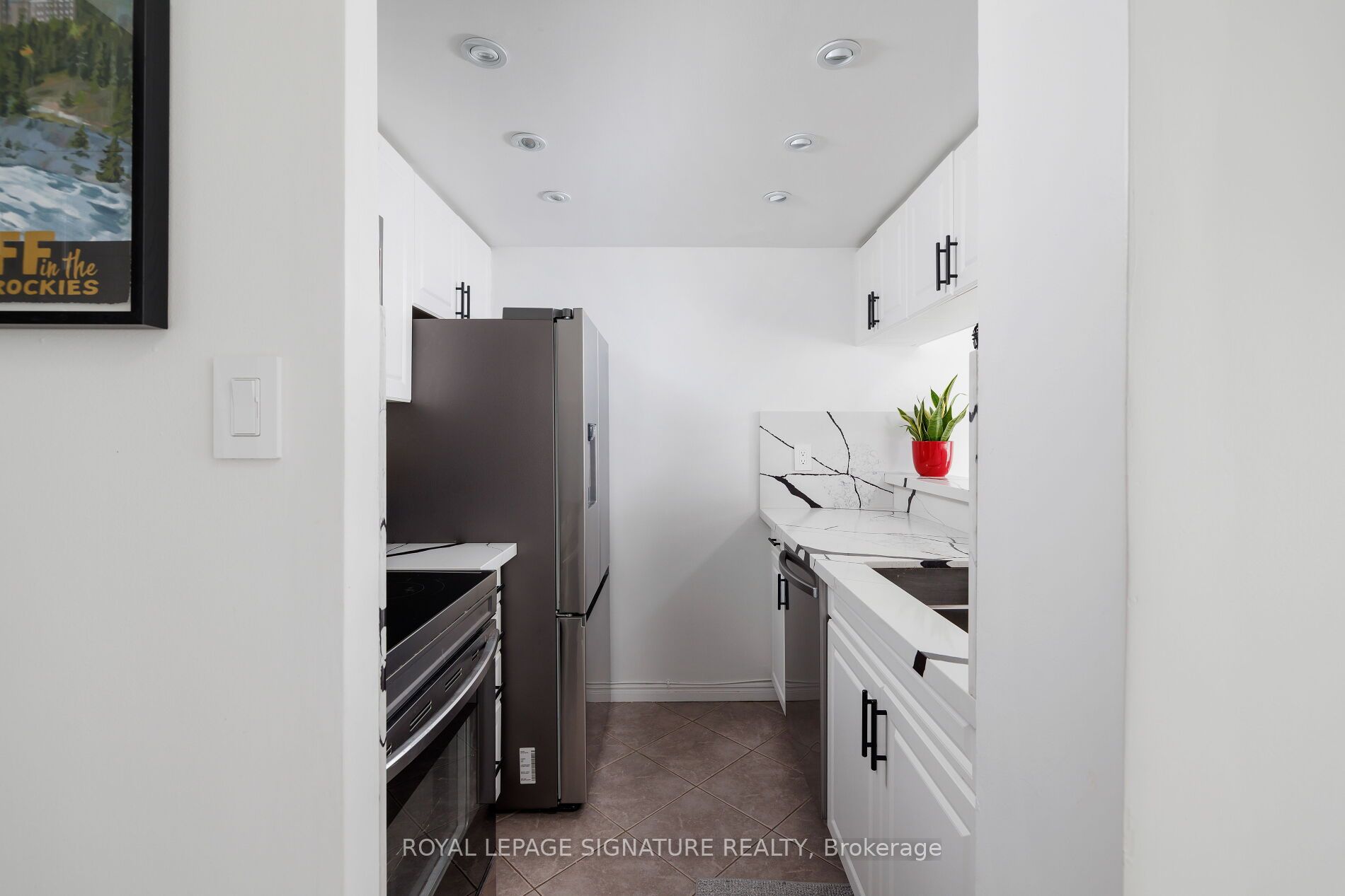 880 Dundas Street W 909