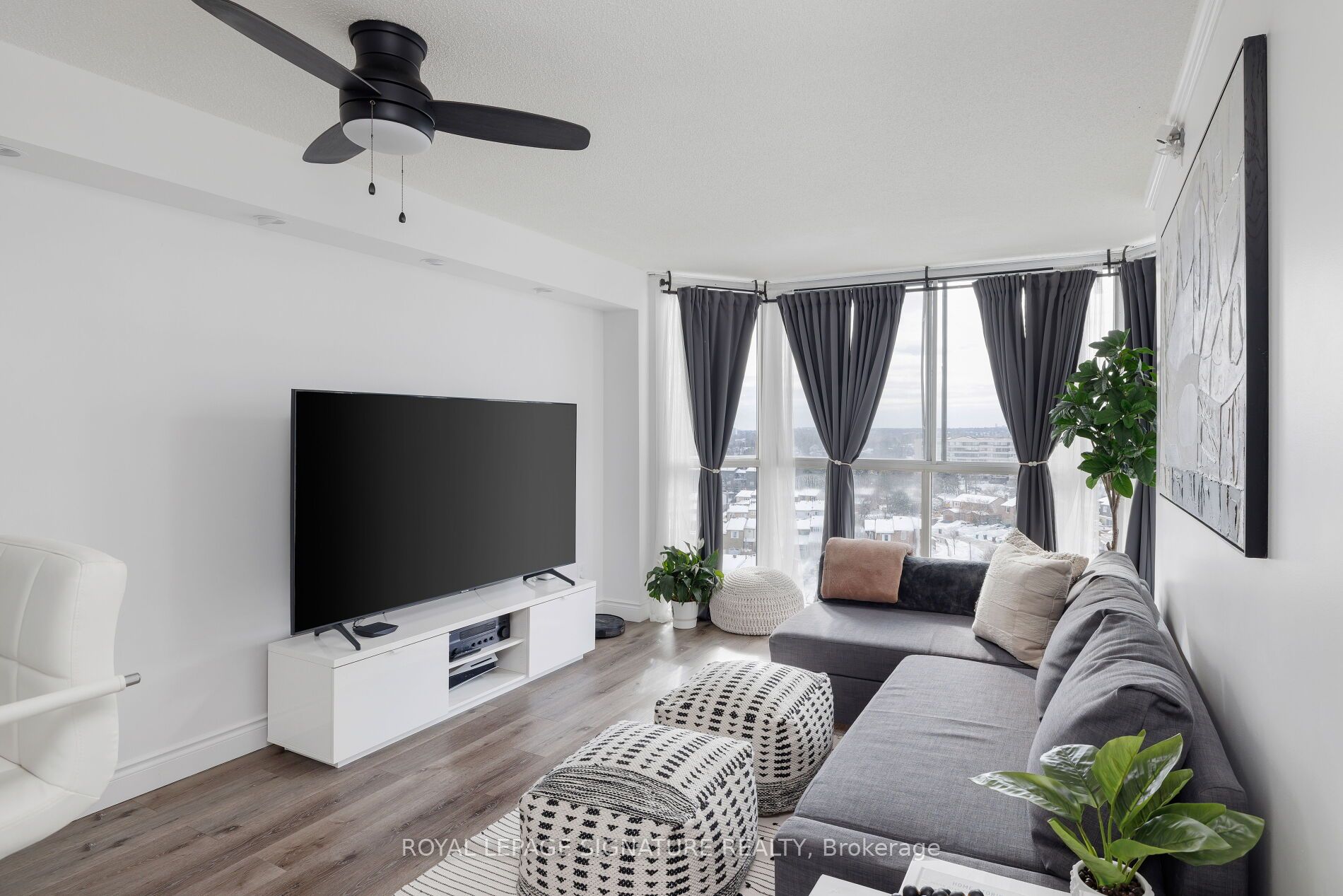 880 Dundas Street W 909