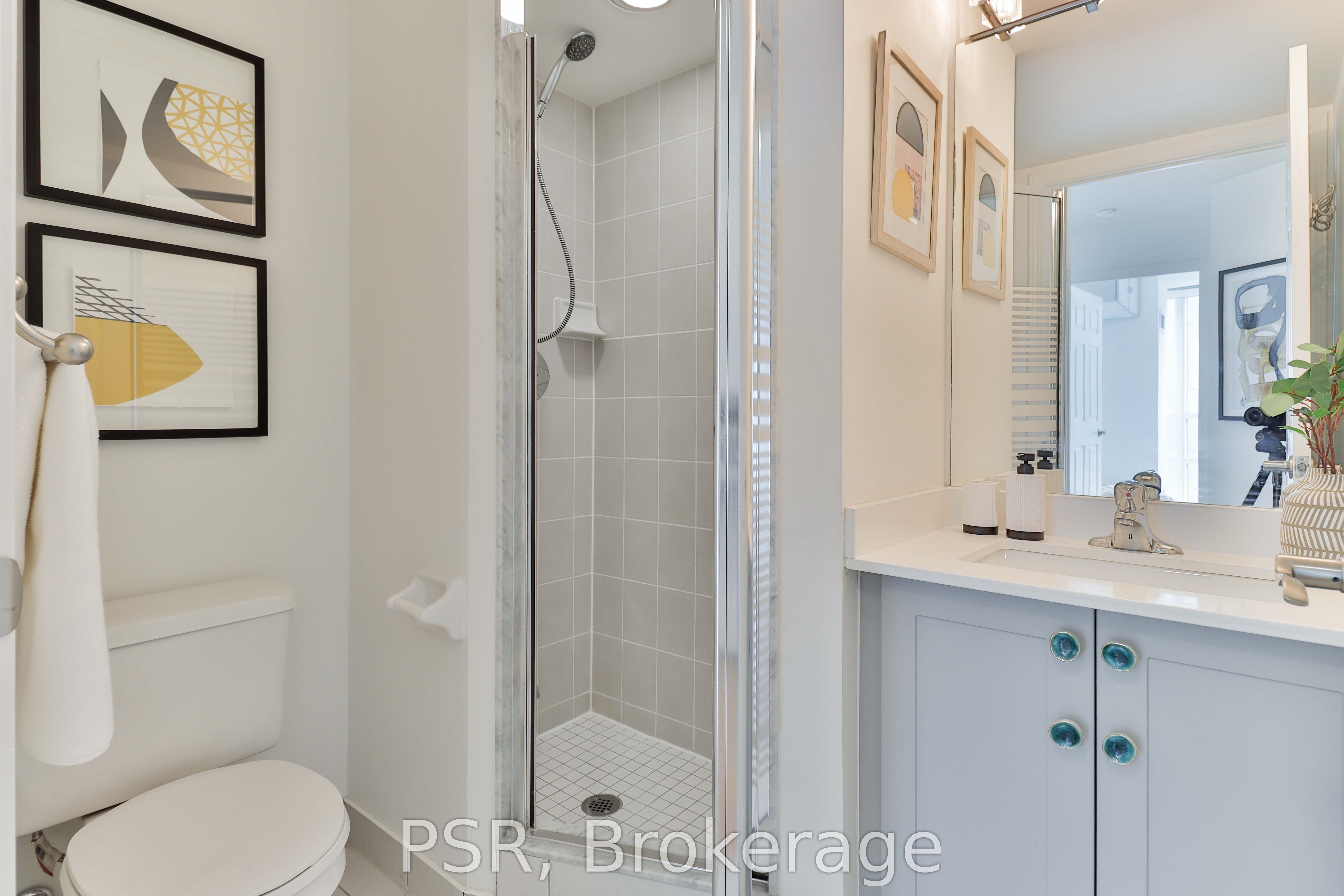 30 Grand Trunk Crescent 1602