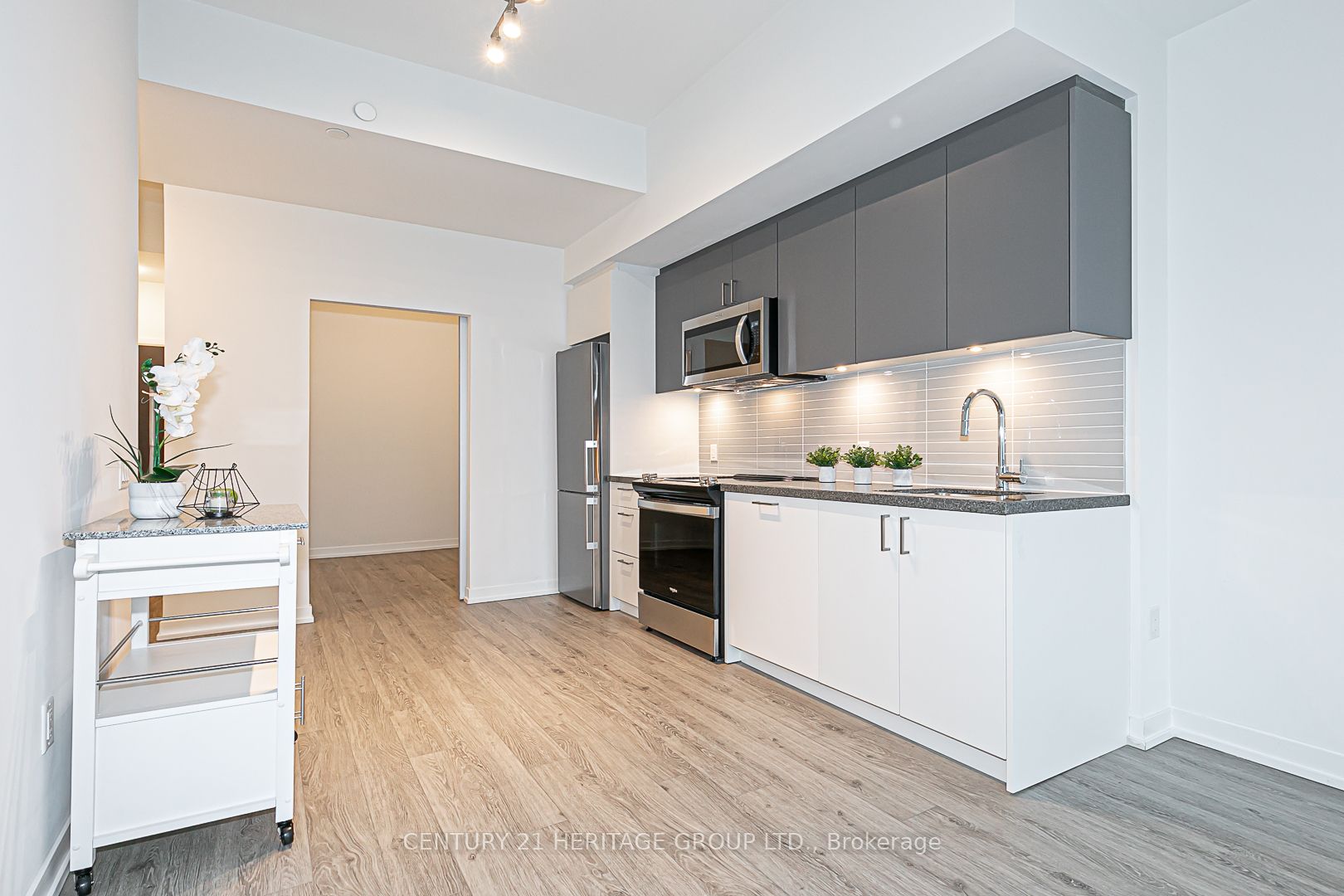 8868 Yonge Street 712E