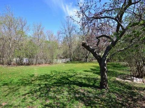 15 Pioneer Drive Mississauga ON L5M 1G8