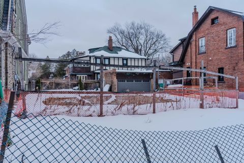 291 Indian Road Toronto ON M6R 2X5