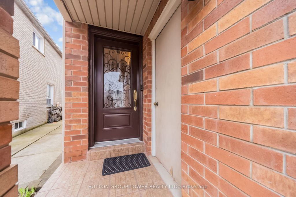 Photo of 3 Arthurs Crescent, Brampton, ON L6Y 4Y5 (MLS # W13003884)