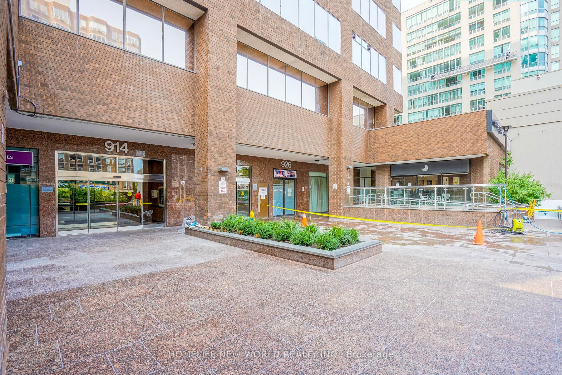 Photo 1 of 39 — 920 Yonge Street 700, Toronto, ON M4W 3C7