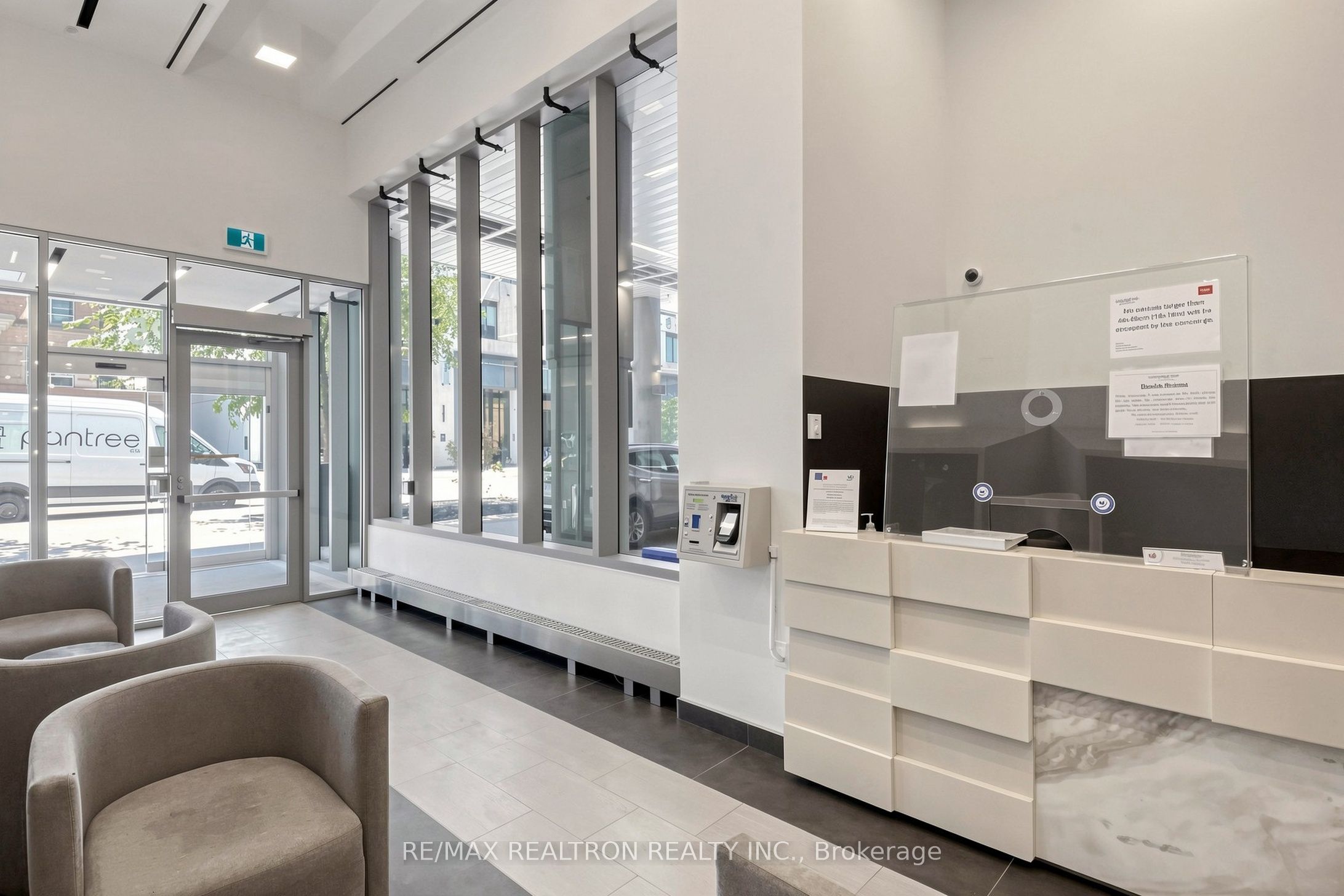 195 Redpath Avenue 1612
