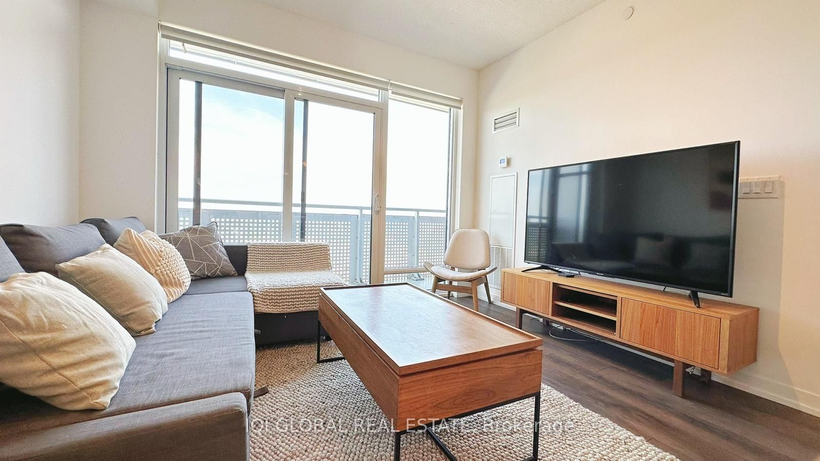 2520 Eglinton Avenue W 1013