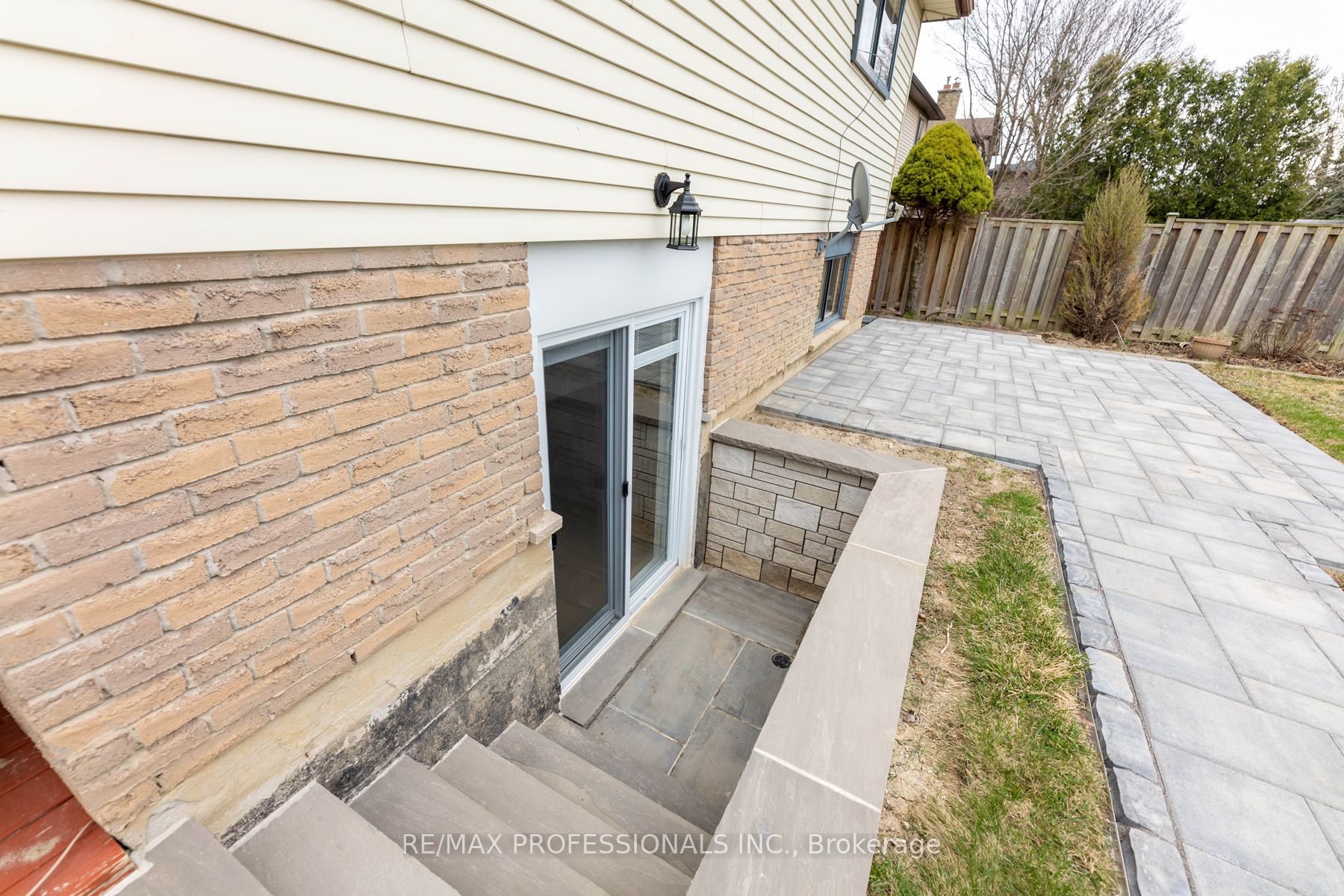 468 Gowland Crescent (Lower)