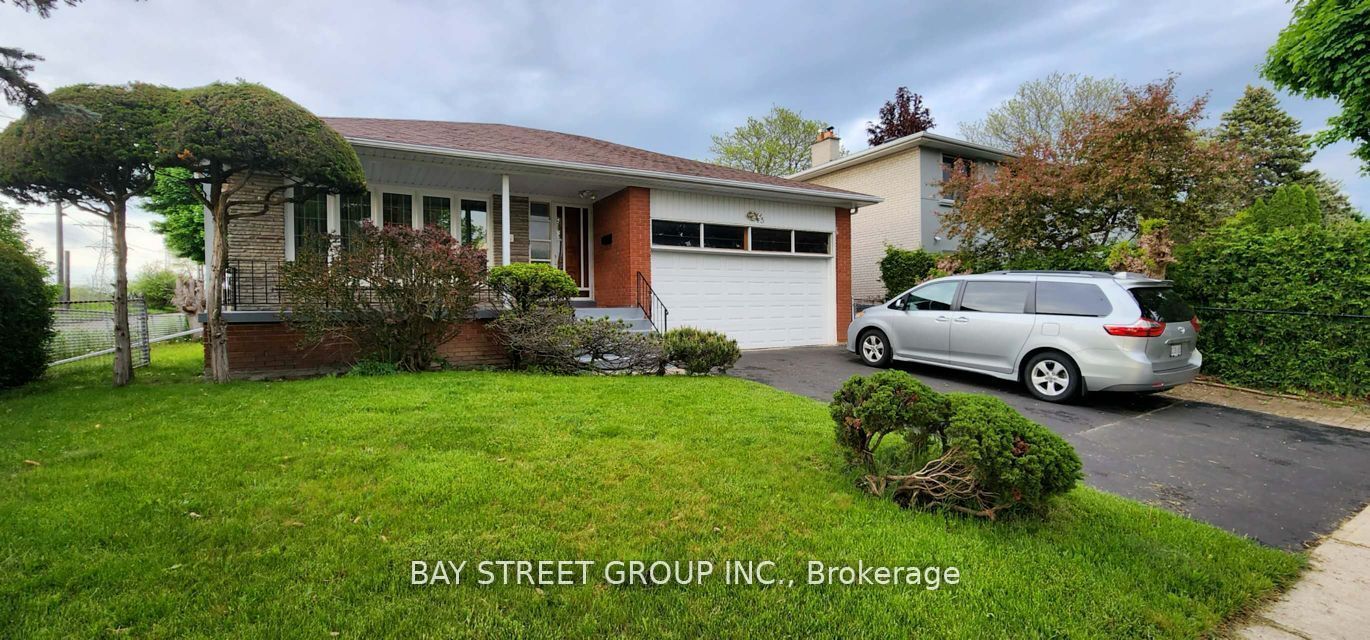 Photo 1 of 9 — 45 PINEWAY Boulevard Room1, Toronto, ON M2H 1A5