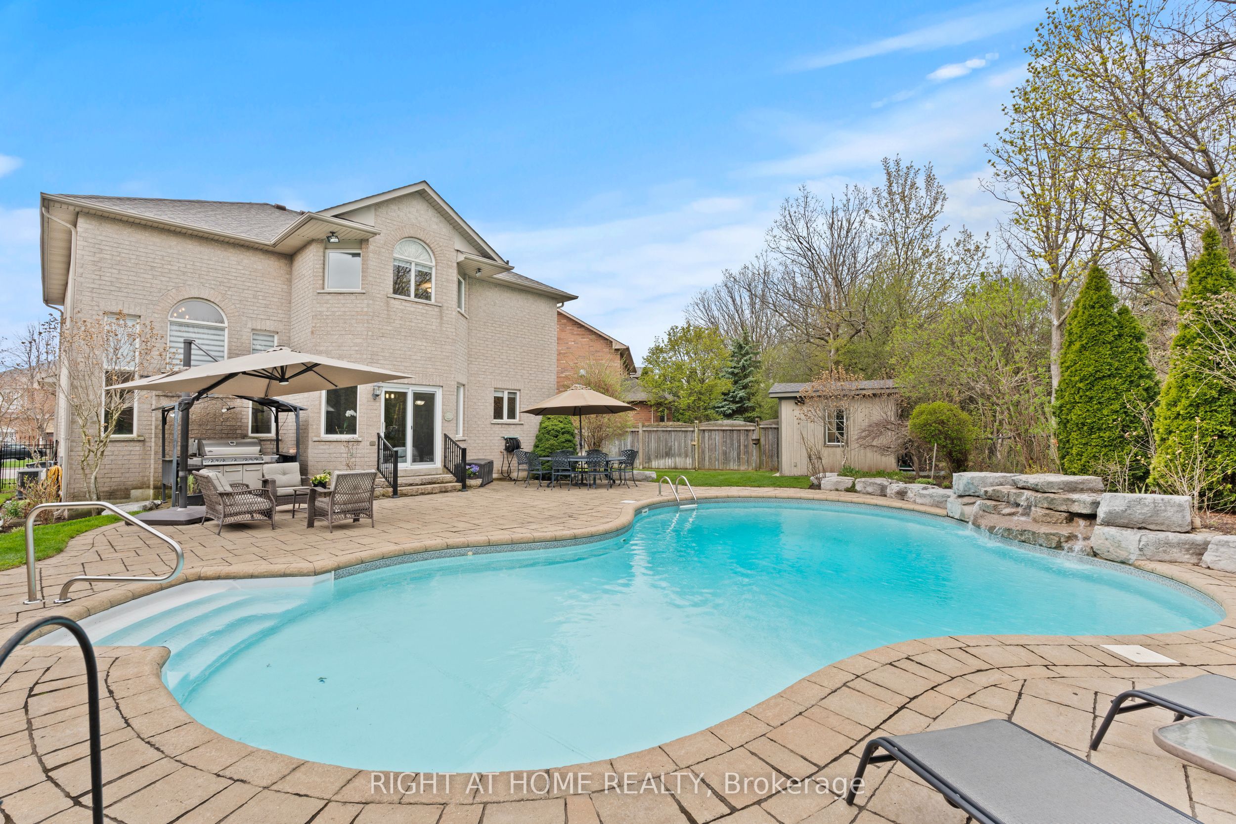 2275 Whitecliffe Way