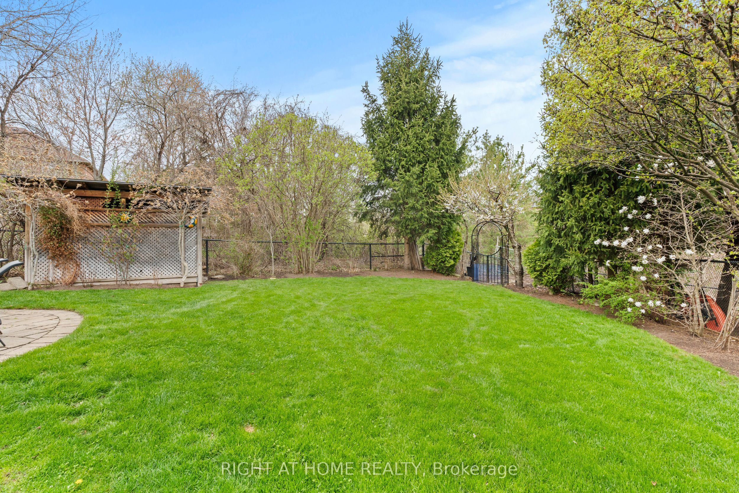 2275 Whitecliffe Way