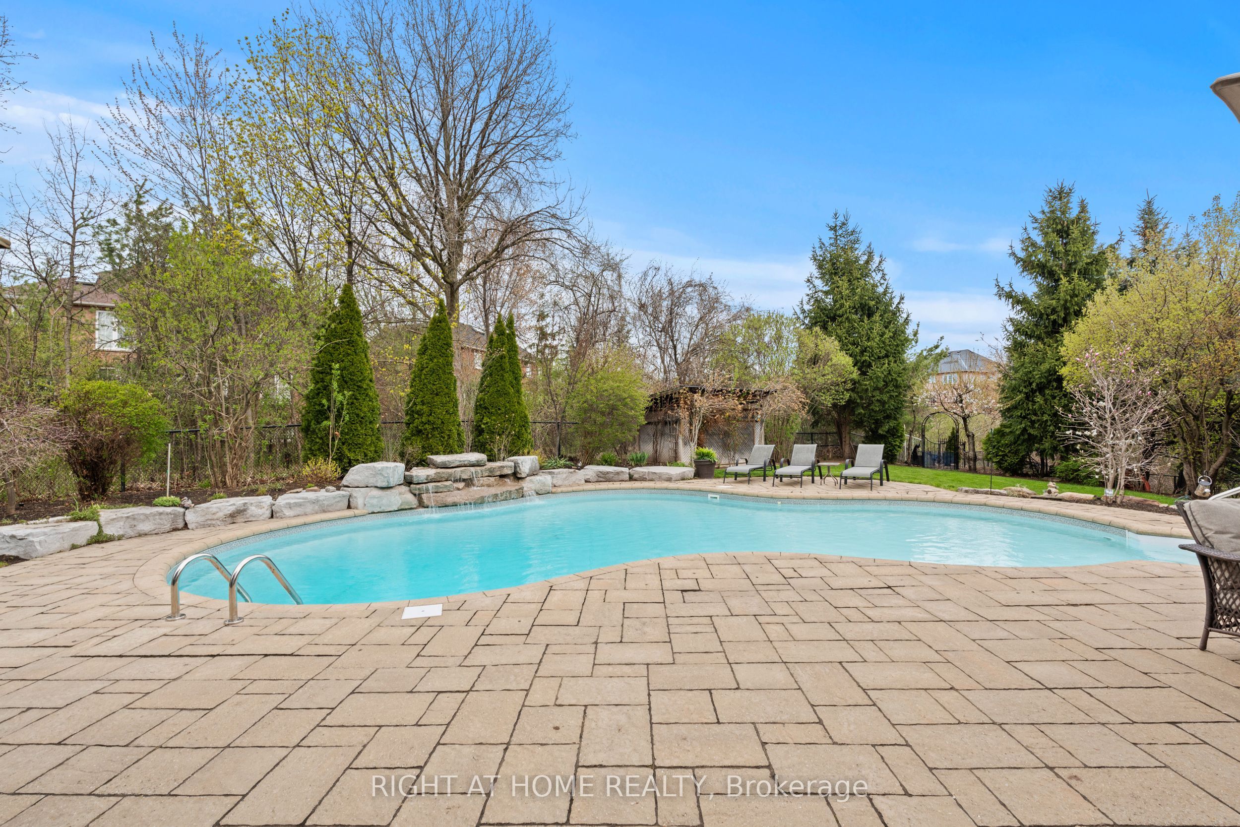 2275 Whitecliffe Way