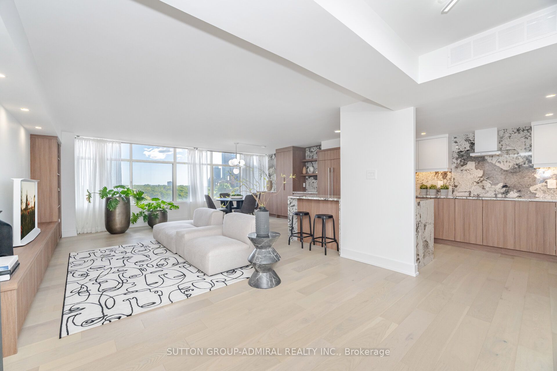 900 Yonge Street 902