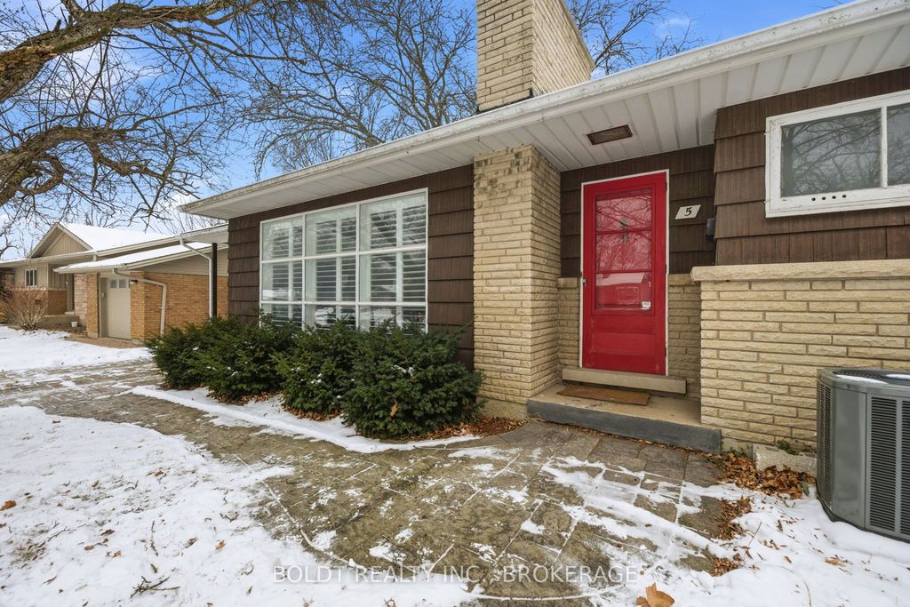 Photo of 5 Swan Drive, St. Catharines, ON L2T 2C2 (MLS # X12639682)