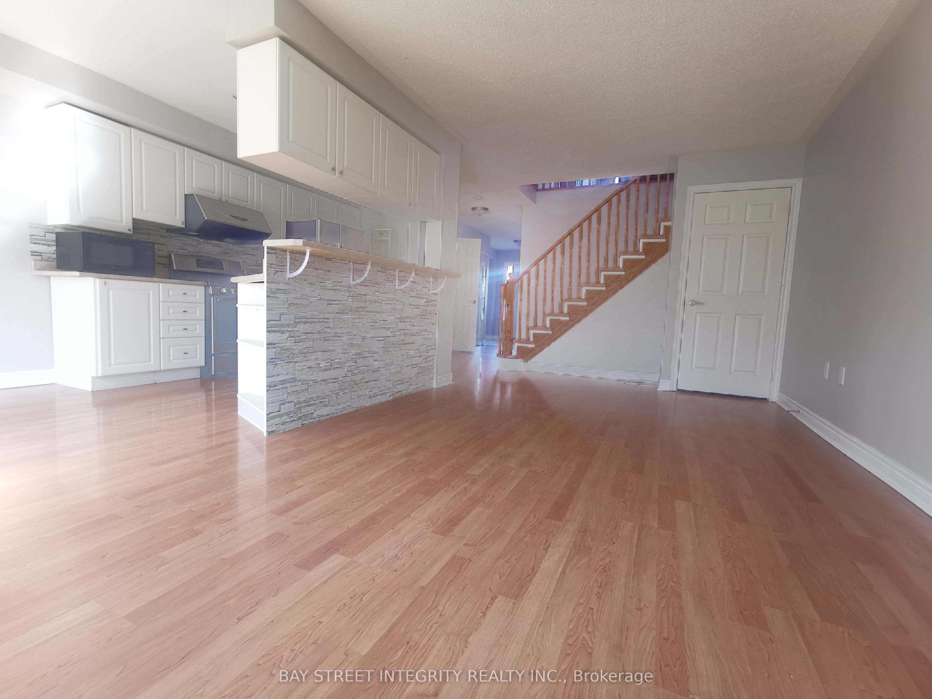 355 Ravineview Way