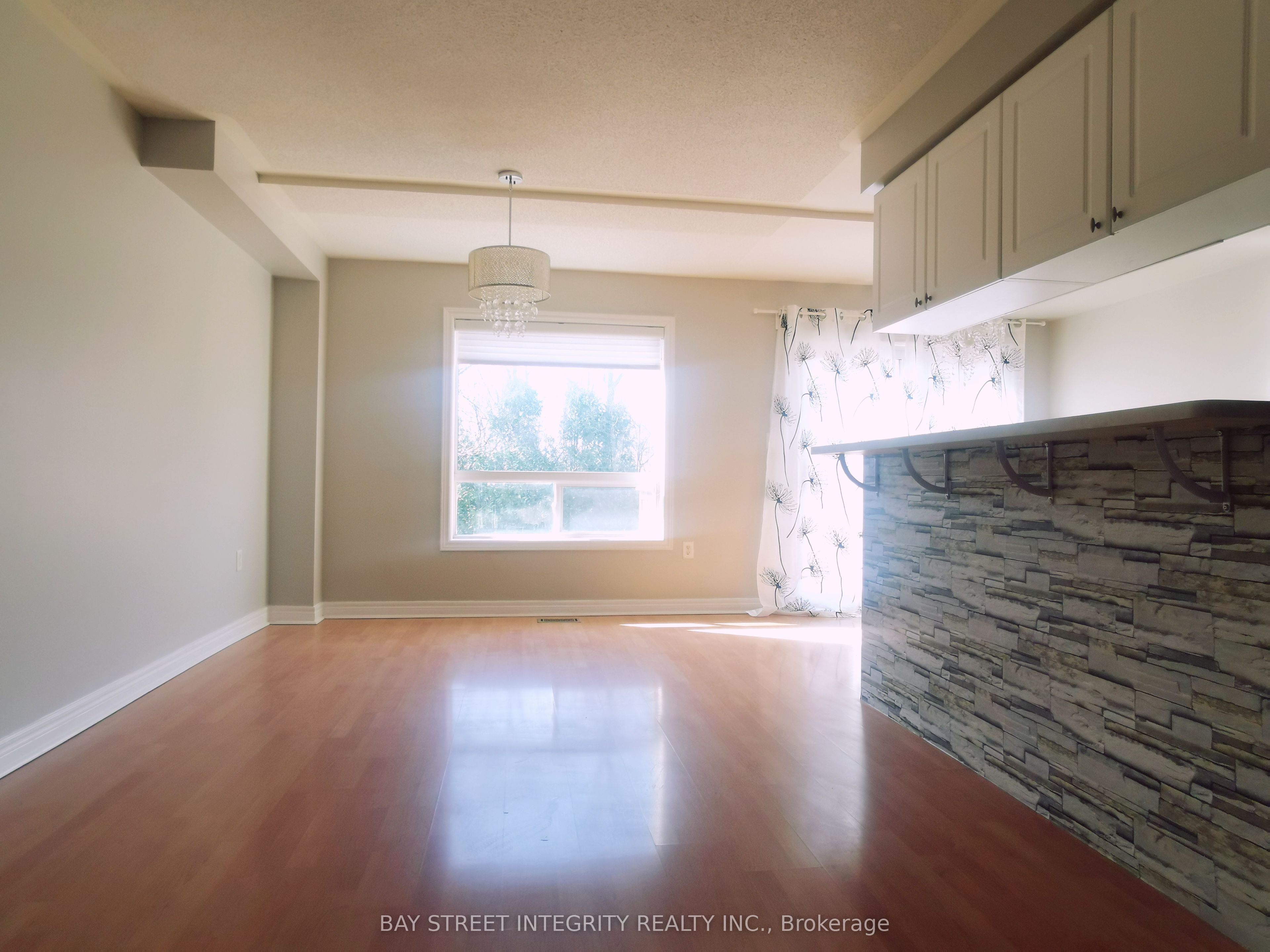 355 Ravineview Way