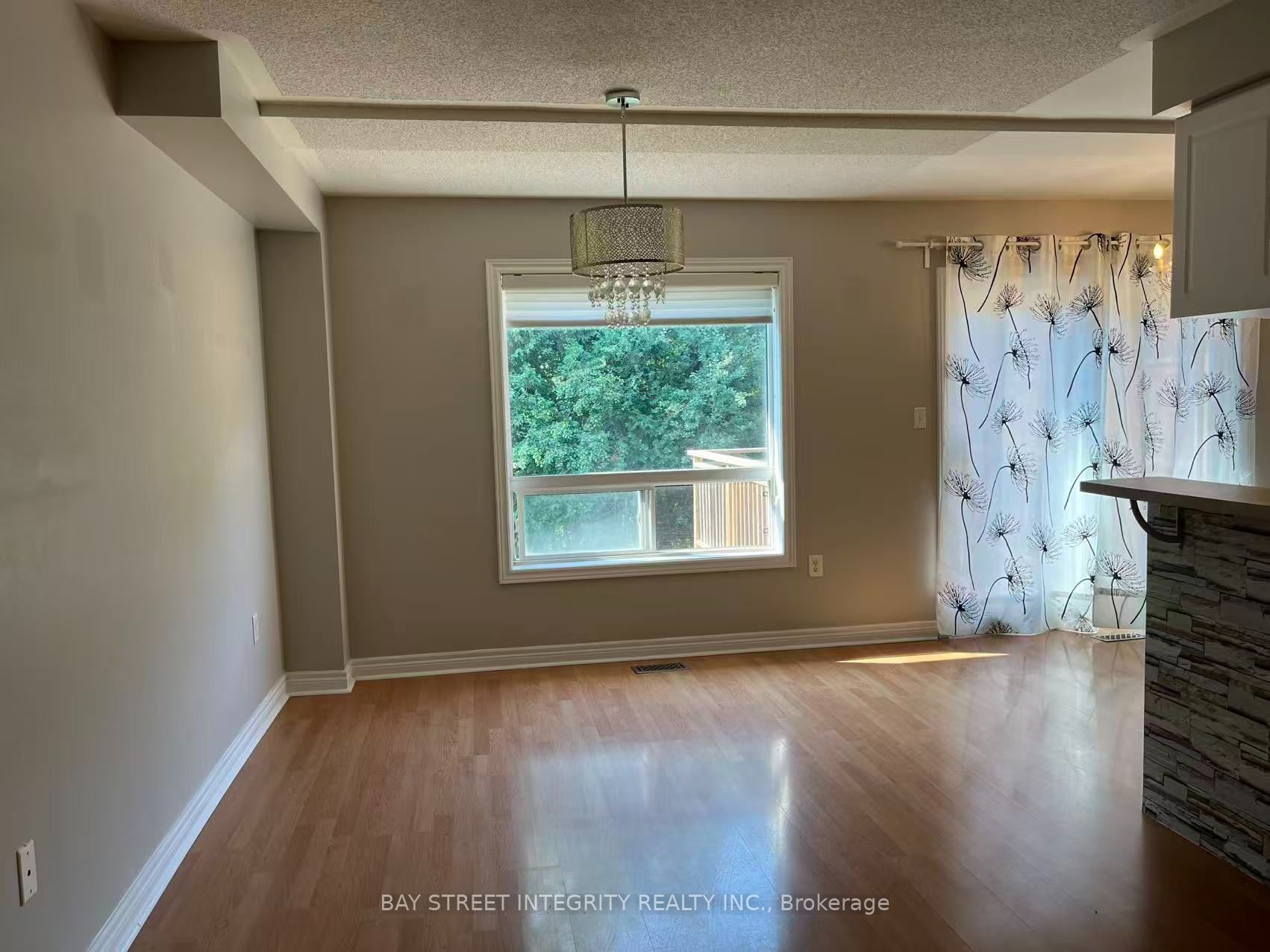 355 Ravineview Way