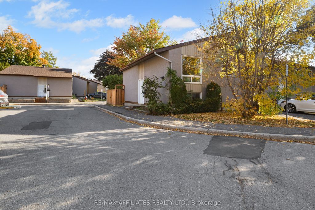 Photo of 306 Woodfield Drive, Tanglewood - Grenfell Glen - Pineglen, ON K2G 3W9 (MLS # X12450824)