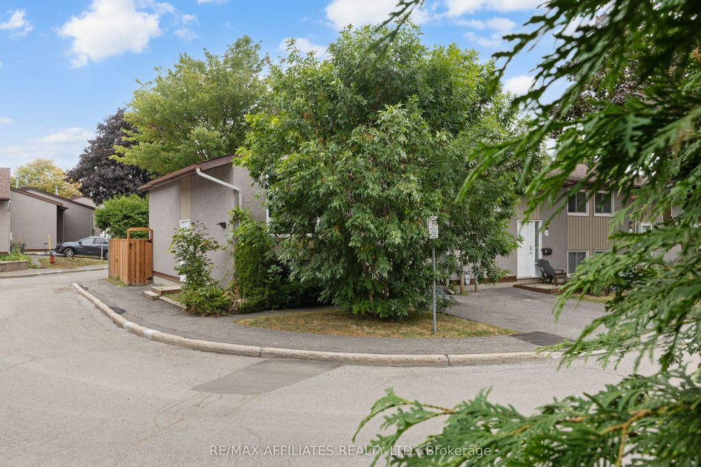 Photo of 306 Woodfield Drive, Tanglewood - Grenfell Glen - Pineglen, ON K2G 3W9 (MLS # X12450824)