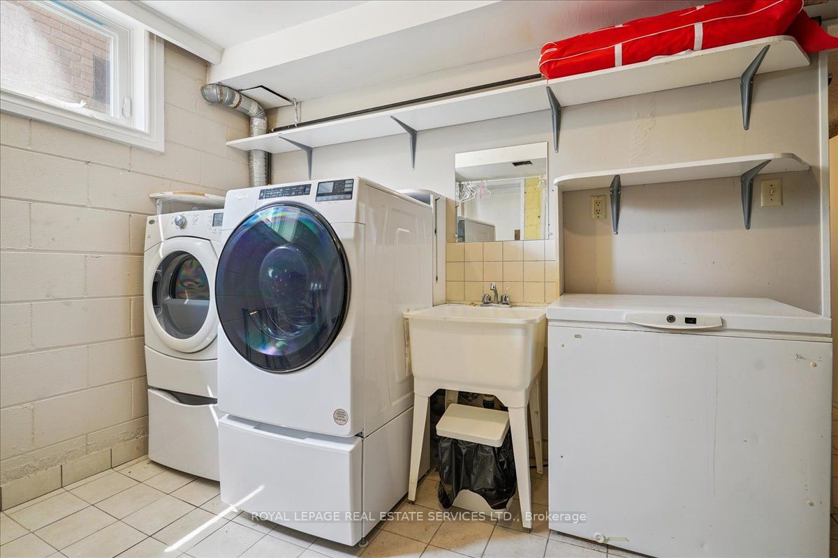 Toronto, ON M6E 1K4, Canada, ,1 BathroomBathrooms,Residential,Active,196044