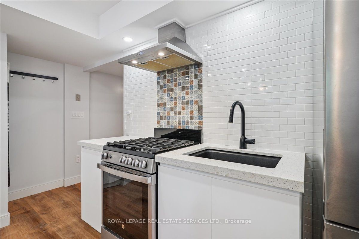 Toronto, ON M6E 1K4, Canada, ,1 BathroomBathrooms,Residential,Active,196044