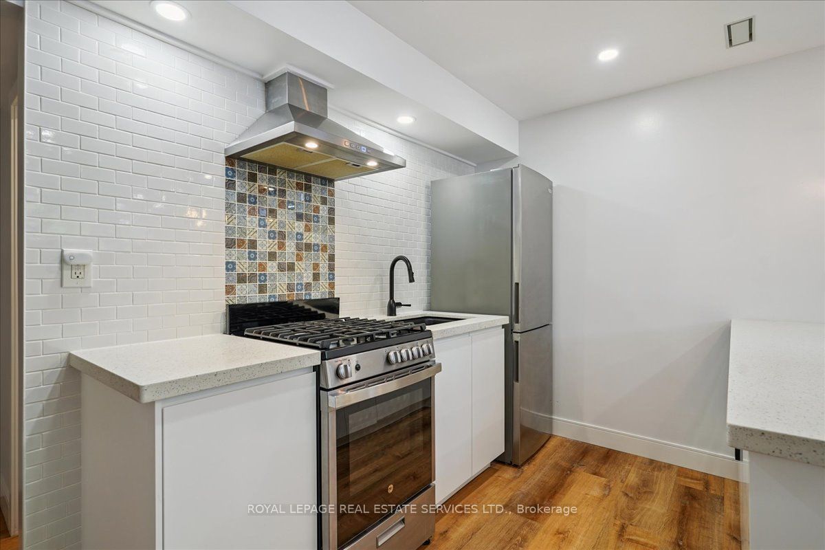 Toronto, ON M6E 1K4, Canada, ,1 BathroomBathrooms,Residential,Active,196044