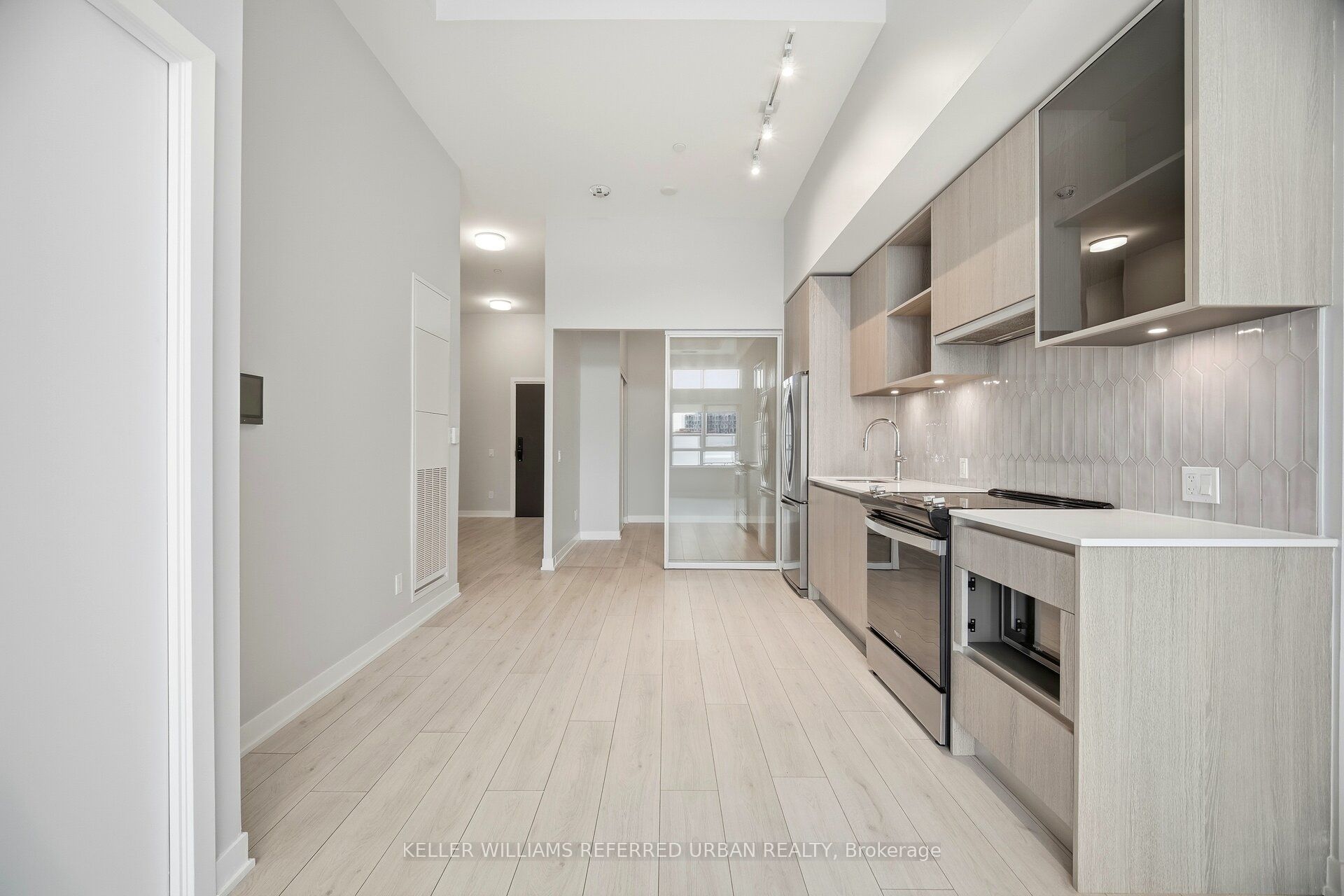 405 Dundas Street W 104