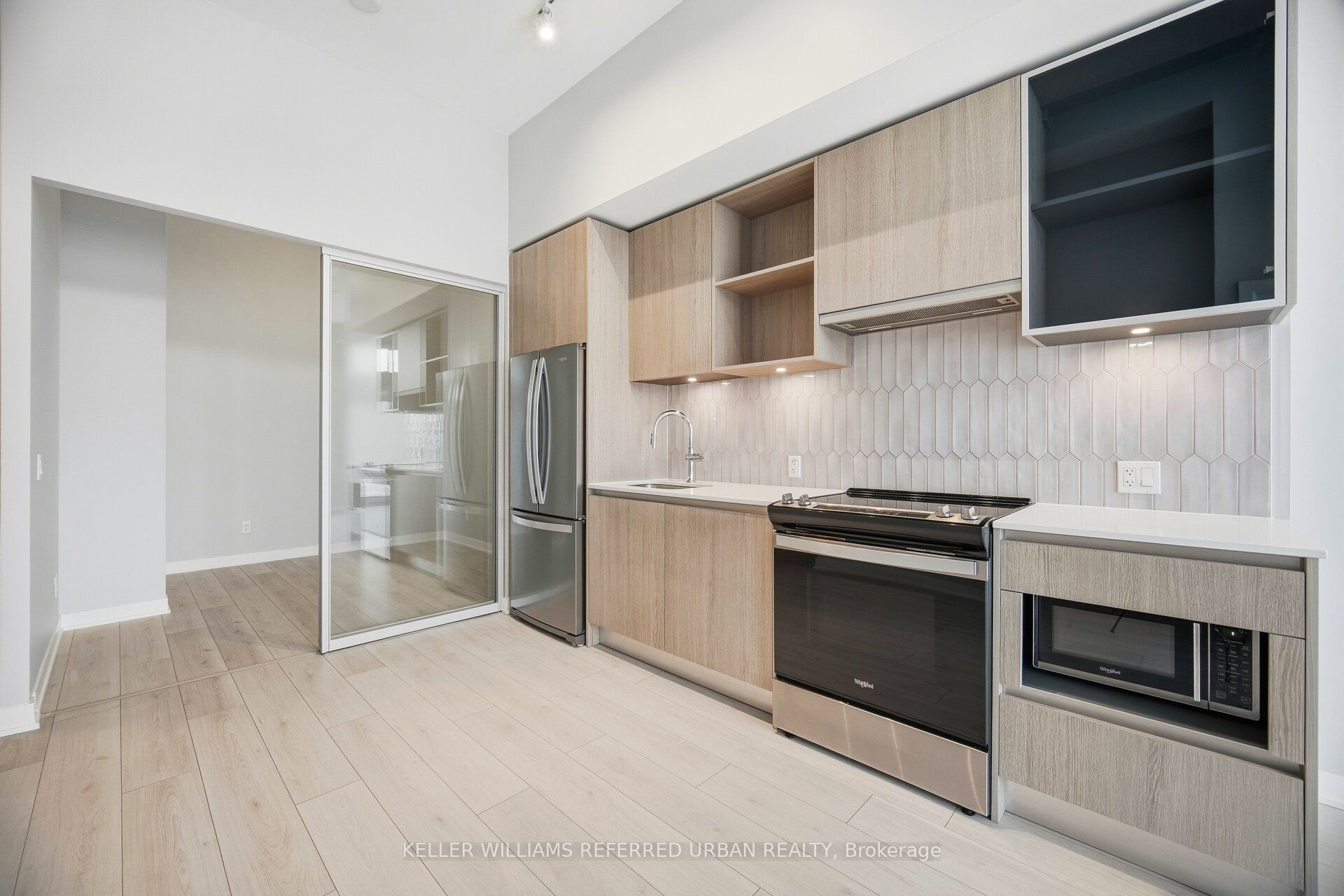 405 Dundas Street W 104