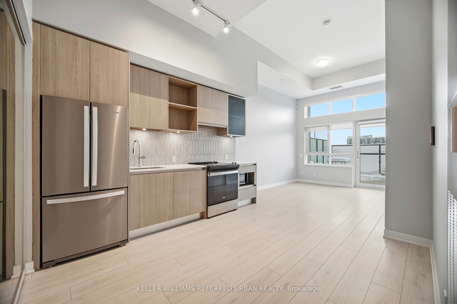 405 Dundas Street W 104