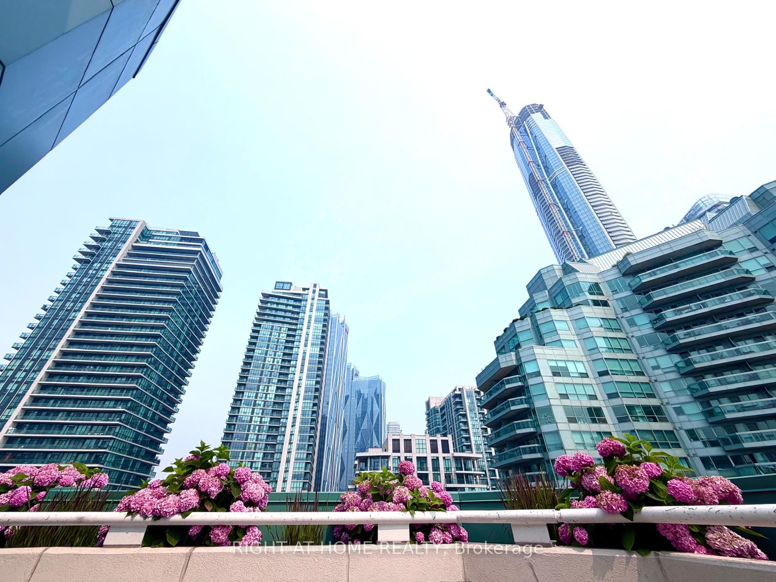 10 Queens Quay W 1712